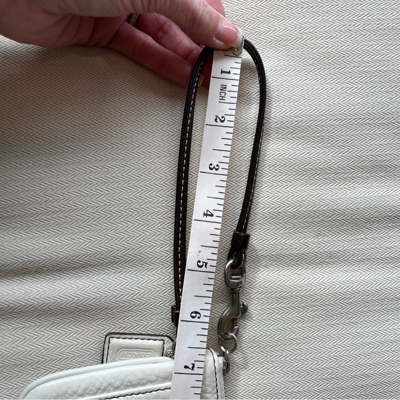 Authentic Coach white leather wristlet - Picture 3 of 6